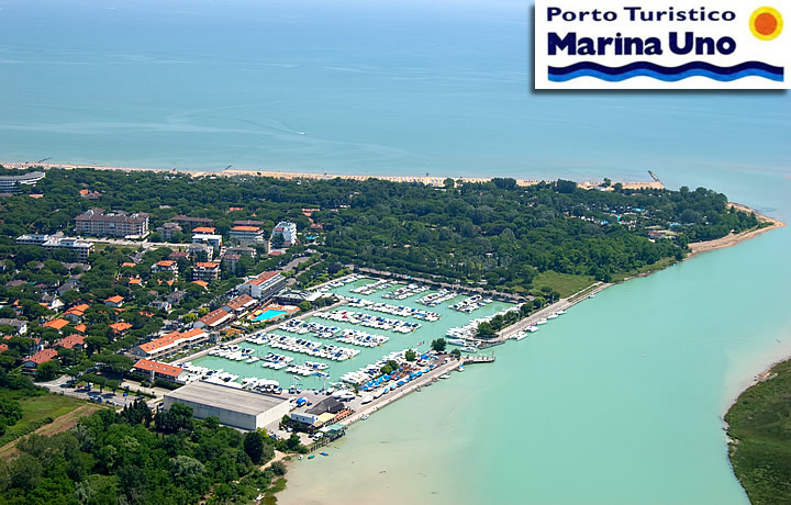 Vista dall'alto del porto turistico Marina uno Lignano Riviera